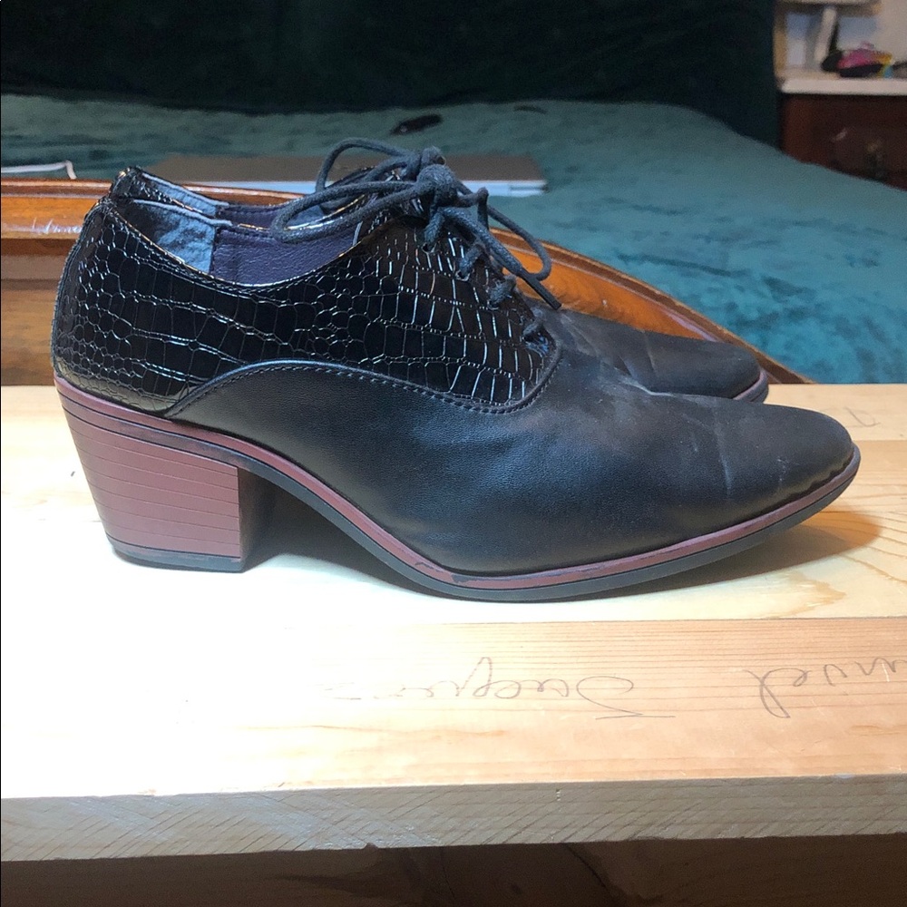 Men’s Black Croc-Embossed heeled Oxfords